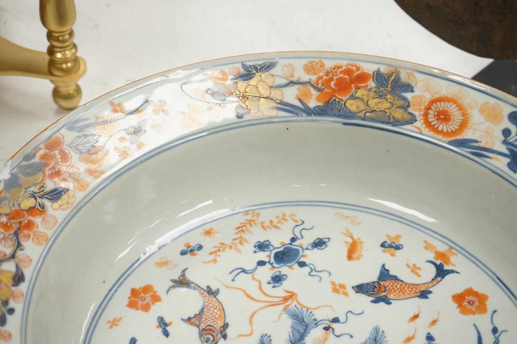 A Chinese Imari bowl, Kangxi period, 36cm in diameter